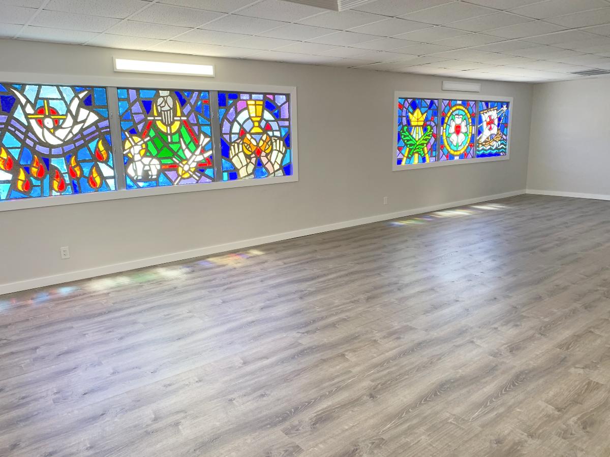 Wide empty room clerestory windows